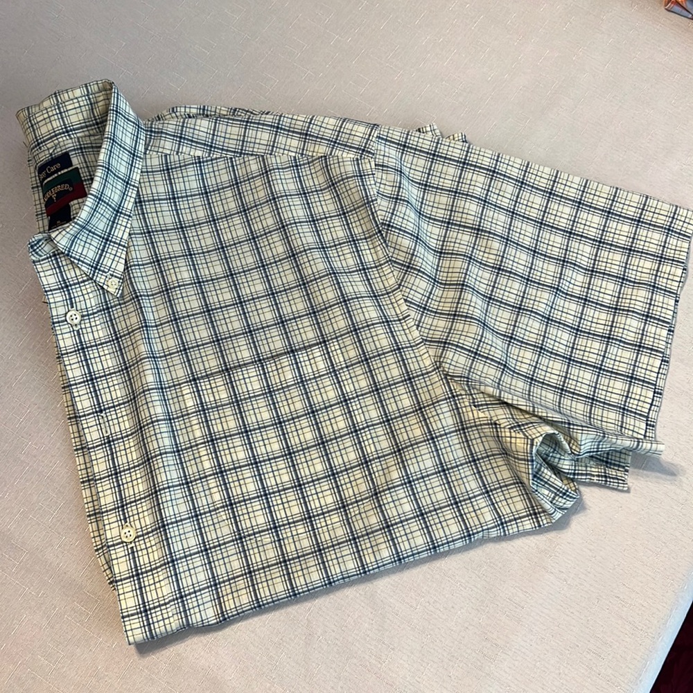 Men’s short sleeve button-down.  Sz. XL